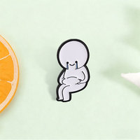Broche en métal contrastante avec figurine doodle simple assise, visage souriant et larmes bleues, style art meme pour la culture des memes