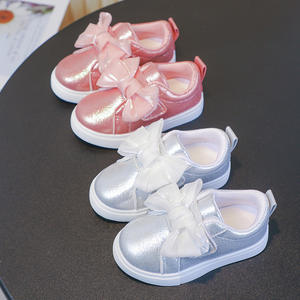 여아용 고무 소프트 솔 프린세스 스니커즈 도매 핑크 및 실버 아동 캐주얼 보드화 리본 매듭 귀여운 키즈 신발 - Product Image 3