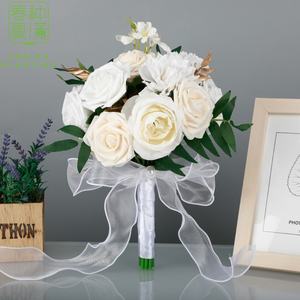 Bouquet de mariée personnalisé en soie artificielle blanche pour la plantation printanière, avec roses pour décorations de mariage - Product Image 1