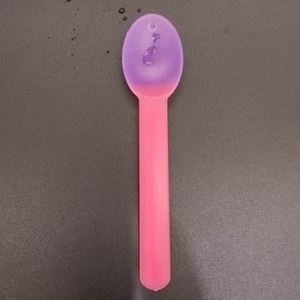 Couverts à soupe personnalisés <span class=keywords><strong>cuillère</strong></span> en plastique <span class=keywords><strong>magique</strong></span> recyclé coloré réutilisable avec logo changeant de couleur - Product Image 2