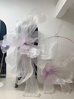 Grandes fleurs personnalisées faites à la main, fleurs géantes personnalisées, grande installation artistique en organza et soie pour la décoration de scène de mariage