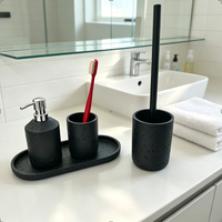 Ensemble d'accessoires de salle de bain en résine noire texturée, design moderne : distributeur de savon liquide, gobelet, plateau de toilette, porte-brosse WC