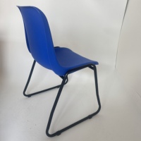 Chaise à base de patins en plastique empilable, durable et moderne pour bureau, salle de classe, école, gymnase, hôpital, formation, conférence, réunion, éducation