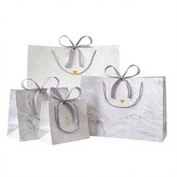 Sac cadeau de vacances en carton blanc imprimé offset, motif marbré style dessin animé, pour emballage de vêtements et sacs fourre-tout
