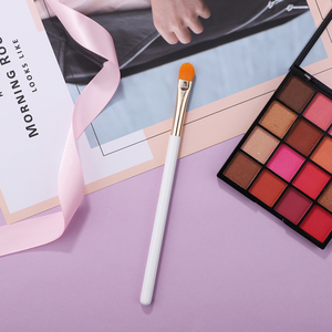 Pincel de maquillaje corrector de cejas de cerdas sintéticas individuales profesionales artista de maquillaje mango de madera blanca logotipo personalizado - Product Image 3