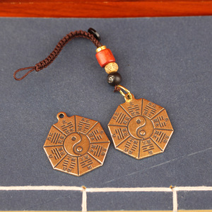 Portachiavi pendente Dingtong in ottone puro vintage con simboli Tai e Otto Trigrammi, ornamento da appendere, bifacciale - Product Image 2