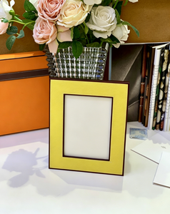Marco de Fotos de Cuero Granulado Amarillo Vibrante de 10x8 Pulgadas, Decoración de Escritorio de Color Brillante - Product Image 3