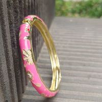 Bracelets vintage ethniques en alliage d'or gravé, avec pierres œil-de-chat colorées, motifs diamant et fleurs en relief, et émail cloisonné