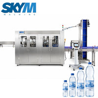 Machine de remplissage d'eau minérale monobloc entièrement automatique 3 en 1 de type rotatif pour rinçage, remplissage et scellage