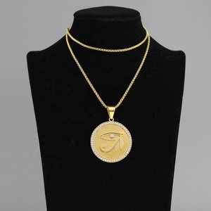 Vente en gros de bijoux : Pendentif Collier Œil d'Horus, plaqué or PVD 18K, bijoux ronds, pendentifs pièces de monnaie pour hommes, style Hip Hop - Product Image 4