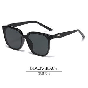 Gafas de sol cuadradas Gm para mujer, montura de PC, lentes AC, protección UV400, tipo 3, remaches con puntos grises, estilo urbano moderno - Product Image 3
