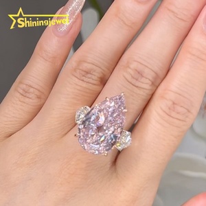 Pour votre mère Cadeaux extraordinaires Diamant rose en forme de poire flanqué de diamants blancs en forme de coeur Bague en diamant de laboratoire à trois pierres - Product Image 2