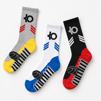 Chaussettes de sport personnalisées gris-jaune à blocs de couleur, motif basketball, logo personnalisé, couleurs personnalisées et design de style d'équipe