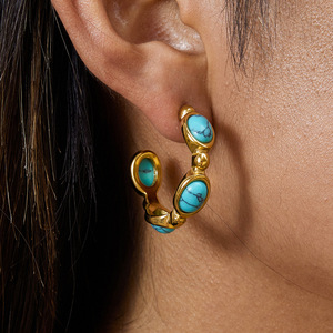 Boucles d'oreilles créoles en acier inoxydable plaqué or 18 carats avec turquoise bleue sertie clos, design géométrique, bijoux de mode - Product Image 3