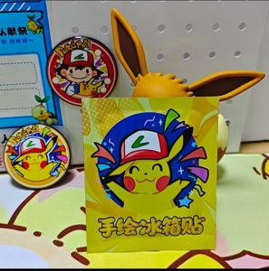 Venta al por mayor: Caja sorpresa de imanes de nevera estilo Pokémon pintados a mano, redondos de 65mm, con diseño de boceto artístico, iconos de habilidades de <span class=keywords><strong>anime</strong></span> y pegatinas para juegos de mesa - Product Image 5