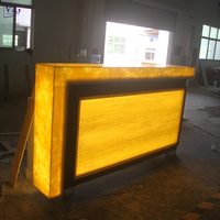 Comptoir de bar sur mesure de luxe moderne en surface solide imitation marbre avec rétroéclairage LED pour discothèque et usage domestique