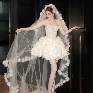 Nouvelle collection 2026, détails de roses blanches, design de niche, robe blanche de cygne, robe de mariée courte de luxe avec <span class=keywords><strong>voile</strong></span> floral - Product Image 4