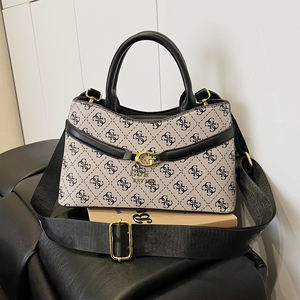 Sac à bandoulière <span class=keywords><strong>Guess</strong></span> élégant et monogrammé avec large sangle et petit sac carré - Product Image 3
