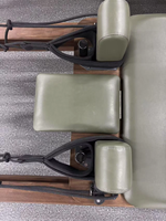 Lit de Pilates Reformer en alliage d'aluminium style classique grain de bois, capacité 300 kg, barre de repose-pieds à 5 niveaux, pour studio