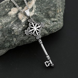 yunnique Collier pour homme en acier inoxydable avec pendentif clé mystère à motif floral, bijou cadeau, chaîne de 60 cm, chaîne de pull en argent tibétain - Product Image 4
