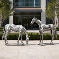 Vente en gros : Paire de sculptures de chevaux modernes en acier inoxydable poli, en plaque soudée, pour commande en gros destinée aux projets hôteliers et à la décoration commerciale