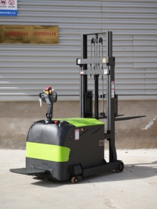 Chariot à palettes motorisé, capacité de charge 1 tonne, moteur DC, utilisation debout, pour usage extérieur sur chaussée, couleur vert et noir - Product Image 3