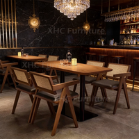 Offre Spéciale : Ensemble Table et Chaises Modernes en Bois Massif Personnalisables avec Chaises à Dossier en Rotin et Assise Confortable pour Restaurants, Cafés et Bistros