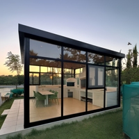 Véranda contemporaine avec toit en verre trempé feuilleté et moulures plates pour terrasse extérieure
