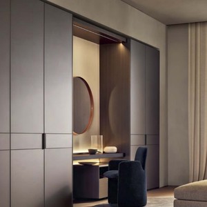 Armoire de chambre intégrée moderne BALOM sur mesure avec coin <span class=keywords><strong>dressing</strong></span> et meuble-lavabo dissimulé, portes en bois massif, éclairage LED, fixation murale - Product Image 1