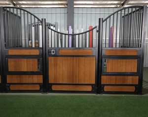 Chaque écurie est équipée d'un support à <span class=keywords><strong>foin</strong></span> indépendant et d'un bol d'eau. Nos écuries garantissent que chaque cheval peut manger et boire - Product Image 2