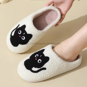 Vente en gros de pantoufles pour femmes en fourrure pelucheuse avec semelle TPR, vente directe en gros - Product Image 2