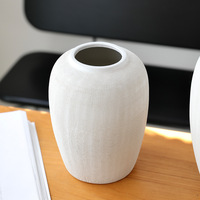 Vase à fleurs décoratif de table en céramique blanche sculptée à la main haut de gamme, style nordique japonais moderne