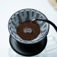 Filtre à café en céramique noir mat avec base stable et canaux de flux internes pour le brassage par déversement, réutilisable, durable, capacité de 400 ml