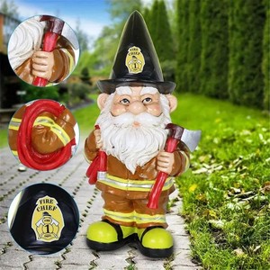 Statue de jardin en résine du gnome nain pompier Fred, avec chapeau de chef des pompiers, hache et tuyau, décoration de Noël, ornement extérieur - Product Image 4