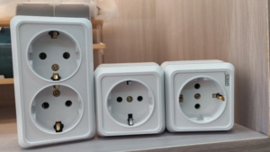 Presa a Muro Schuko Moderna Stile Europeo Premium, Certificata CE per Germania, Francia, Spagna, in Materiale ABS Bianco - Product Image 2