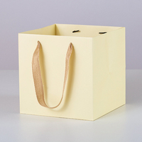 Sac cadeau en papier kraft blanc de qualité supérieure avec impression offset et logo en feuille d'or pour l'emballage de cosmétiques et de bijoux de luxe