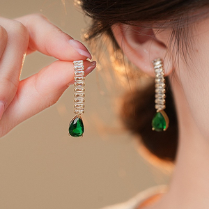 Boucles d'oreilles clous de luxe exquises de couleur verte, forme géométrique irrégulière, élégantes pour femmes, bijoux de mode en gros - Product Image 6