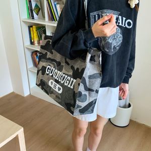 Sacs fourre-tout rétro à motif camouflage pour femmes, sacs fourre-tout en toile de grande capacité pour les voyages en plein air, le camping et le shopping - Product Image 3