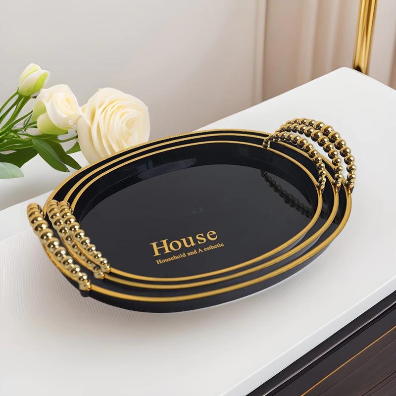 Accoudoir perlé en forme d'oeuf fond noir bord doré