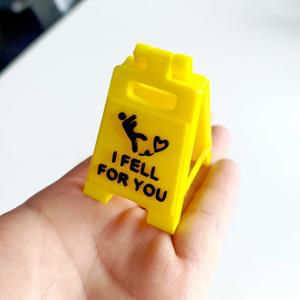 Letrero Decorativo de Escritorio con Diseño Moderno y Simple, Estilo A-frame, para el Día de San Valentín, con la Frase 'I Fell for You' - Product Image 3