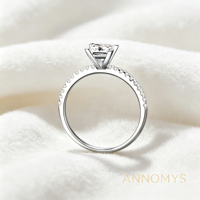 Bague Solitaire Moissanite en Argent Sterling 925 Plaqué Rhodium avec Pavé Princesse sur l'Épaule pour Femme - Vente en Gros