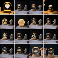 Lampe de table OEM 3D étoile en cristal sculptée Boule de cristal 3d personnalisée avec éclairage LED Base en bois