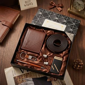 Set <span class=keywords><strong>Regalo</strong></span> Aziendale Transfrontaliero da Uomo, 7 Pezzi: Portafoglio in Pelle PU, Cintura e Confezione <span class=keywords><strong>Regalo</strong></span> - Perfetto per la <span class=keywords><strong>Festa</strong></span> del Papà, San Valentino, Lusso - Product Image 1