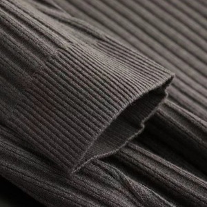 قميص بولو رجالي شتوي 2023 مخطط بياقة نصف سحاب محبوك للأعمال الخفيفة - Product Image 5