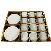 Vente en gros de tasses et soucoupes en céramique de porcelaine fine, blanches unies, pour cappuccino, avec design personnalisé en relief, de style moderne, luxueux et écologique, à prix abordable