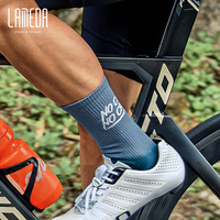 LAMEDA Chaussettes de cyclisme personnalisées pour femmes et hommes, colorées, arc-en-ciel, impression par sublimation, tricotées, standard OEM ODM