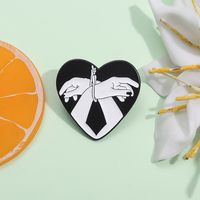 Broche en émail en forme de cœur gothique, mains reliées, design rétro, badge de revers, mode punk, bijoux uniques, vente en gros