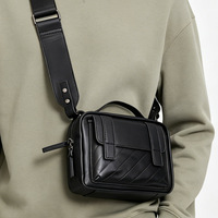 Sac bandoulière de luxe en cuir PU à logo personnalisé en relief, style streetwear, avec surpiqûres diagonales, pour homme, double usage, sac messager et sac à main