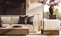 Fauteuil d'appoint moderne et épuré en forme de U avec accoudoirs intégrés, revêtement en bouclette blanche et base en chêne clair massif