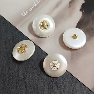 Erkoumi 2025 New Arrival nhựa hợp kim Shank nút kim loại ngọc trai vải nút với tùy chỉnh vàng hoa thiết kế cho quần áo may mặc - Product Image 2